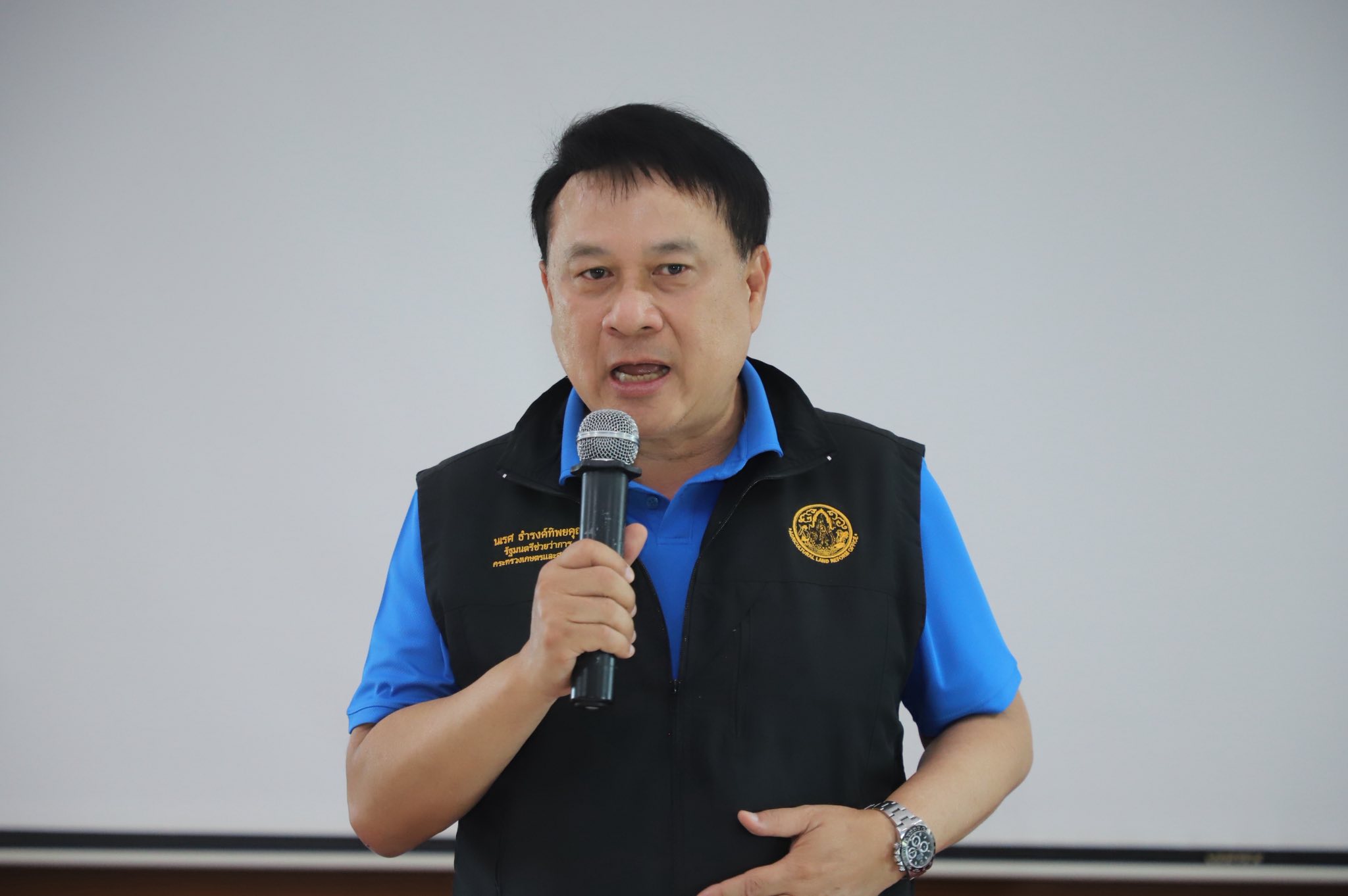 title - รมช.เกษตรฯ มอบโฉนดเพื่อการเกษตร โฉนดต้นไม้ ยกระดับที่ดินทำกินในกระบี่ หนุนเกษตรกรเข้าถึงแหล่งทุน